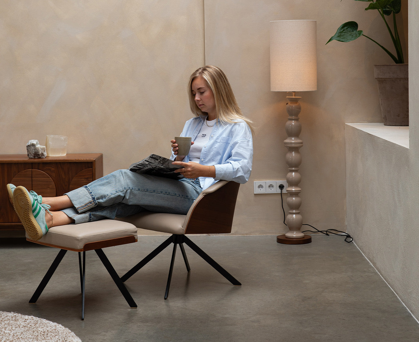 Frie Loungesessel Kunstleder / Walnussfurnier