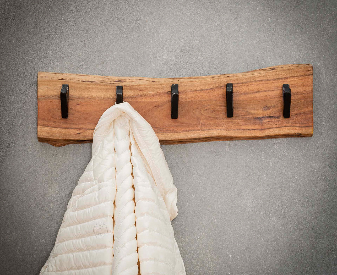Edge Garderobenpaneel mit 5 Kleiderhaken Akazie Massivholz Natur