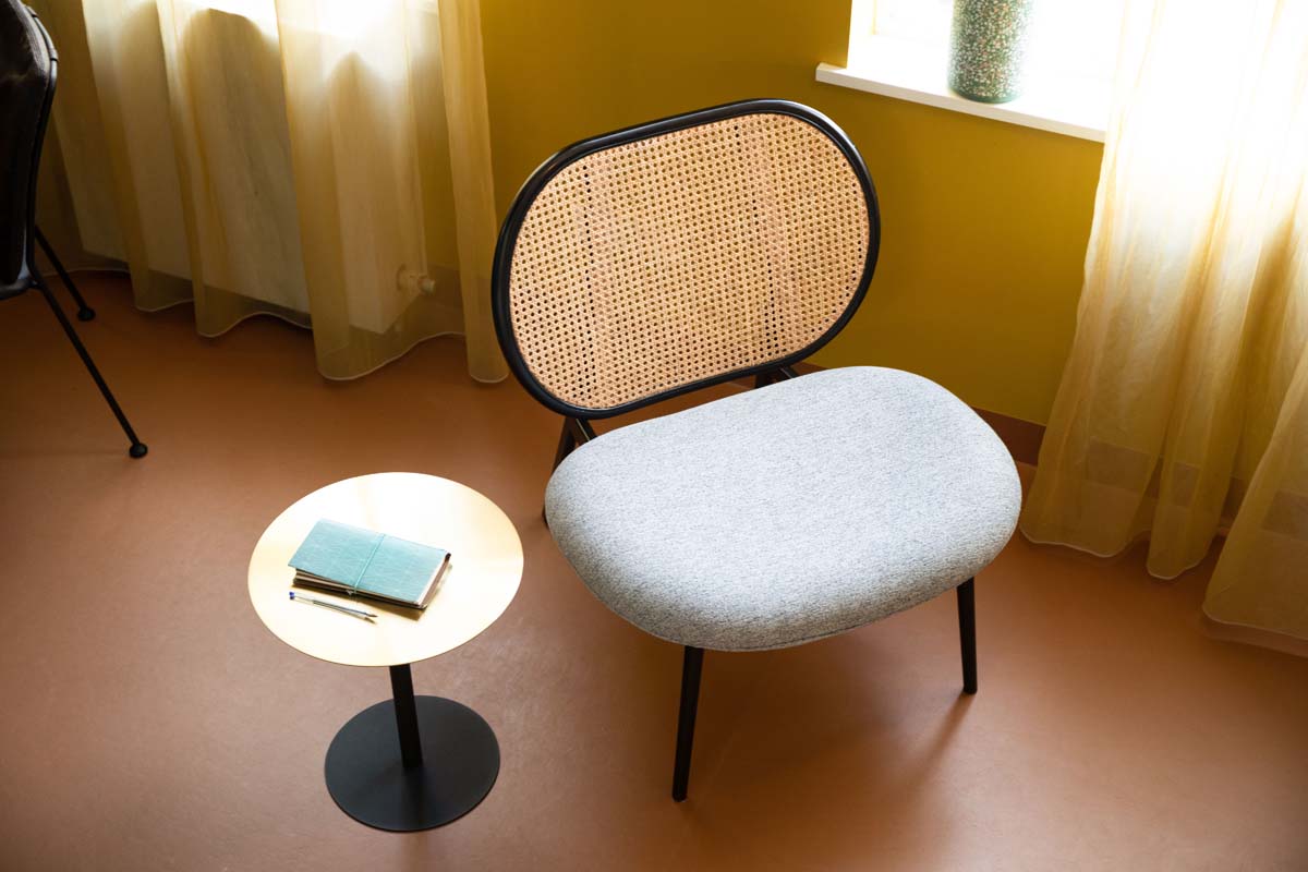 Spike Lounge Stuhl mit Rattanrücken Grau