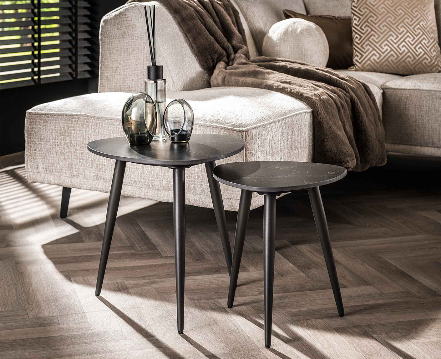 Beistelltisch 2er Set dreieckig Keramik Natural Black