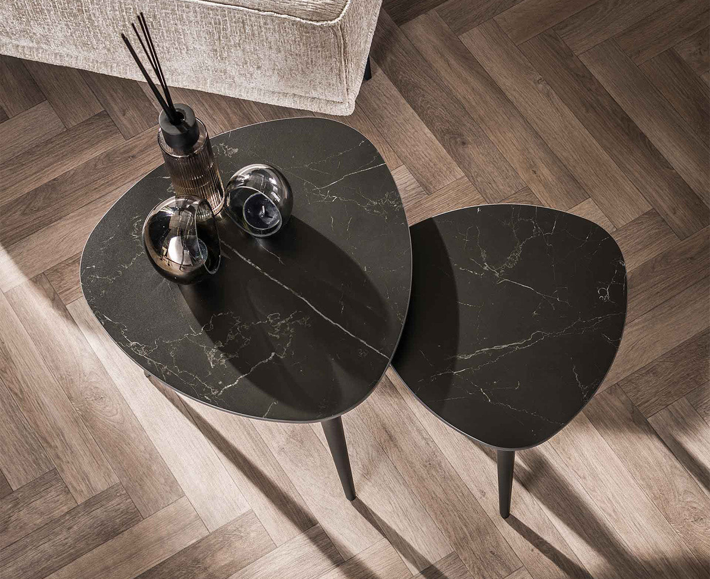 Beistelltisch 2er Set dreieckig Keramik Natural Black