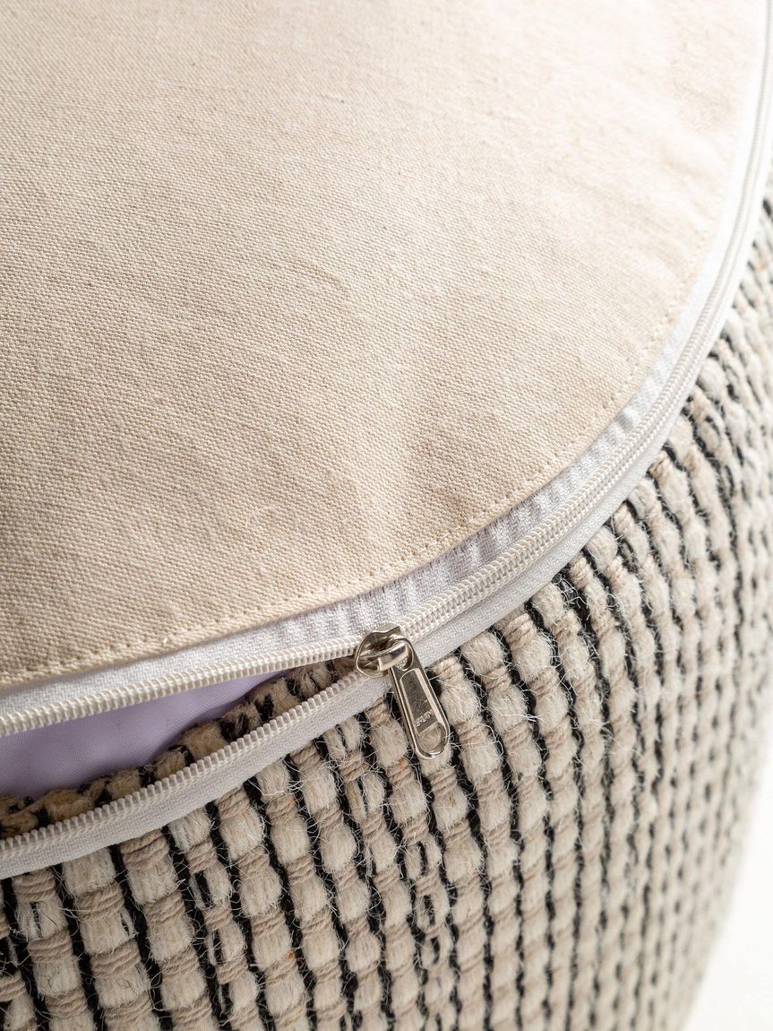 Handgefertigter Woll-Pouf Rocco 55x55x30 cm Beige / Schwarz