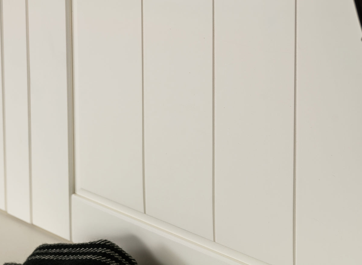 Belluno Elegante Massivholz Garderobenpanel Schmal Weiß