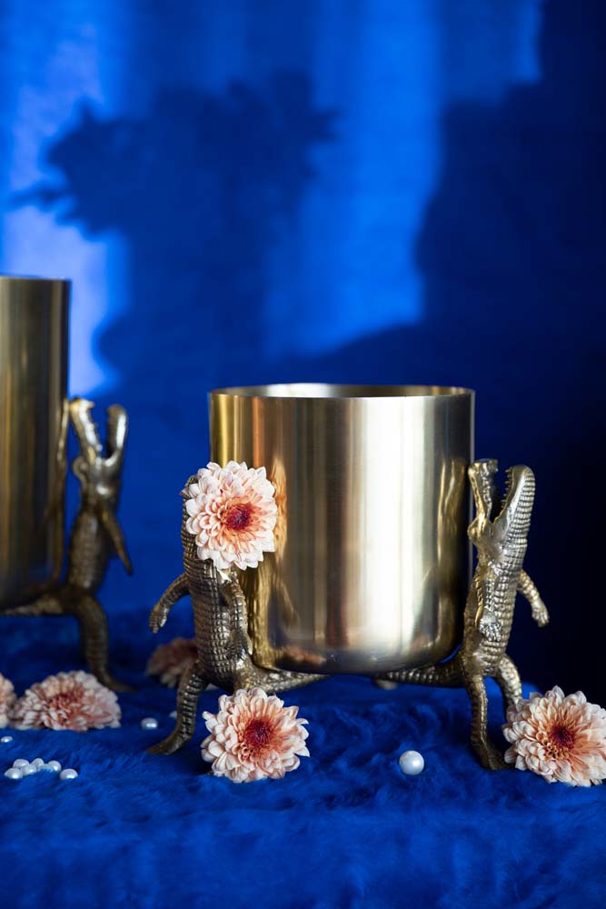 SURROUNDED BY CROCODILES Vase M Gold