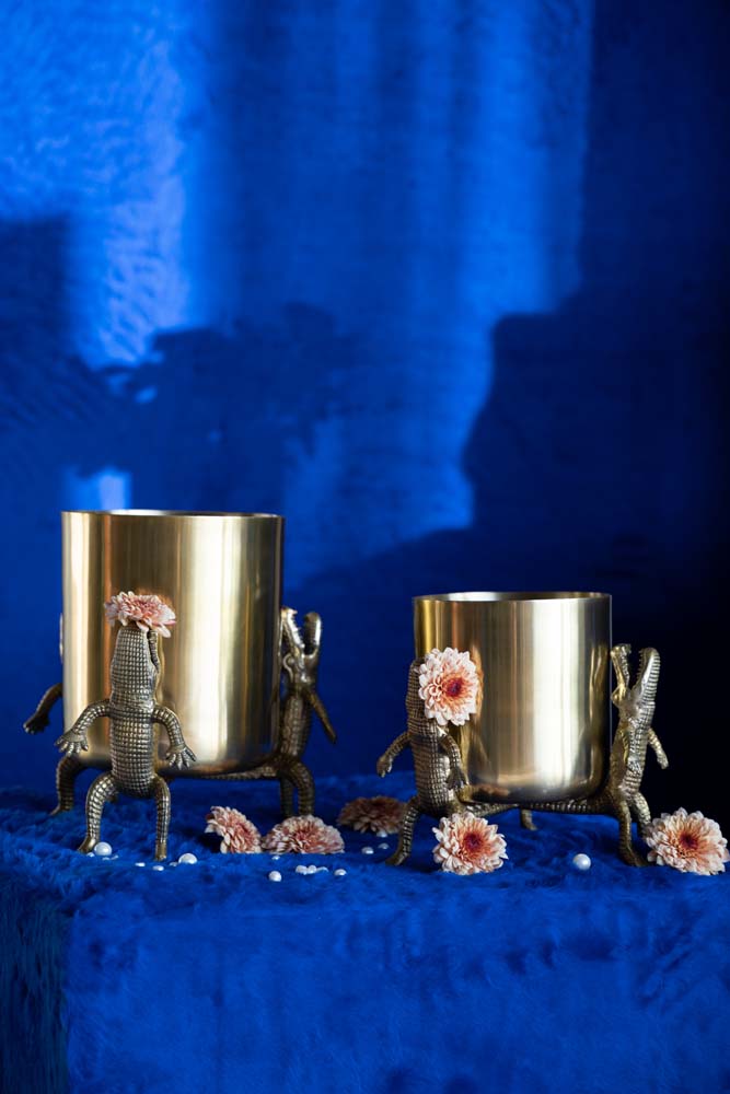 SURROUNDED BY CROCODILES Vase M Gold