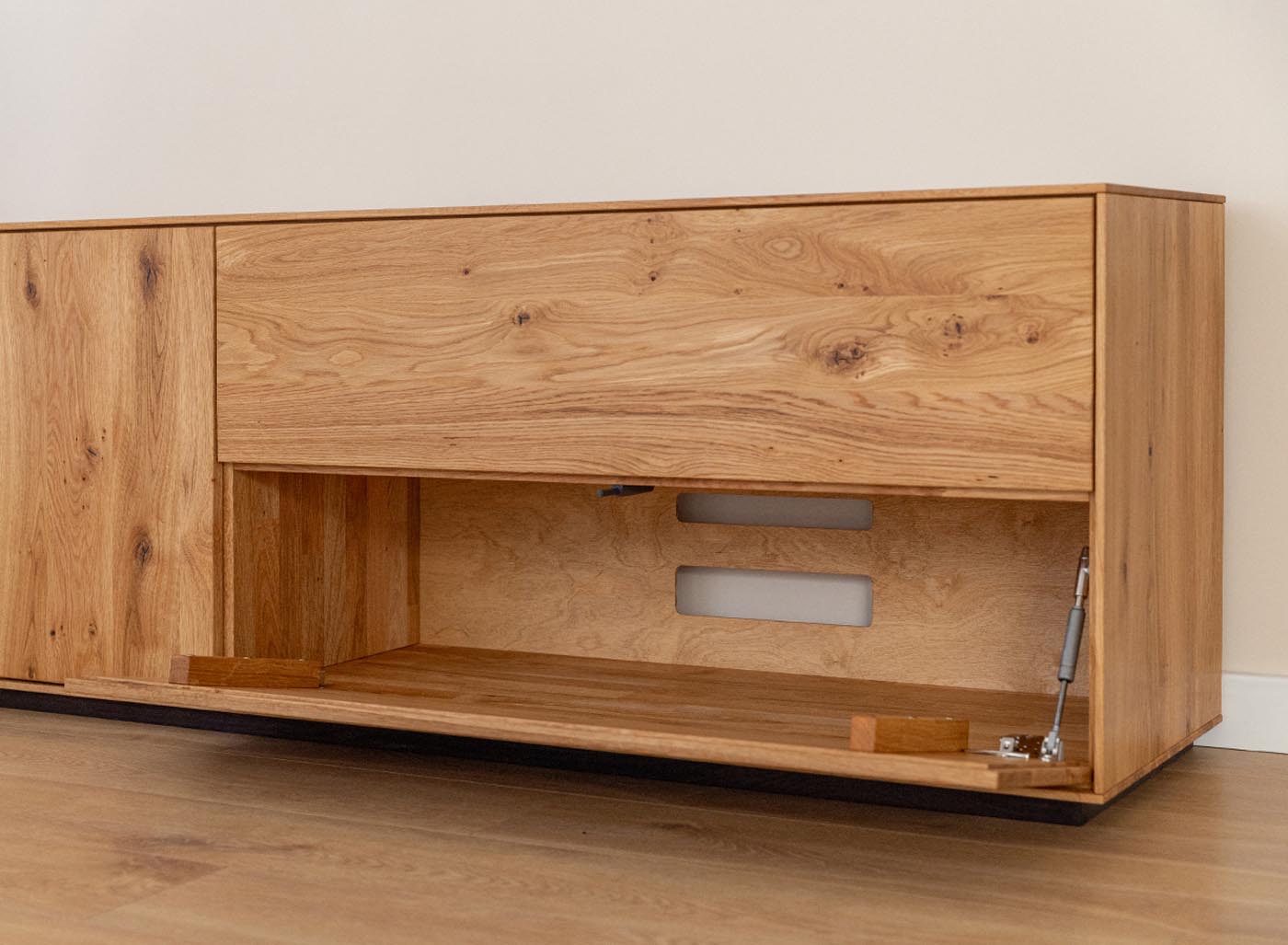 Collodi Massivholz TV-Lowbard 185 cm Wildeiche, Montiert