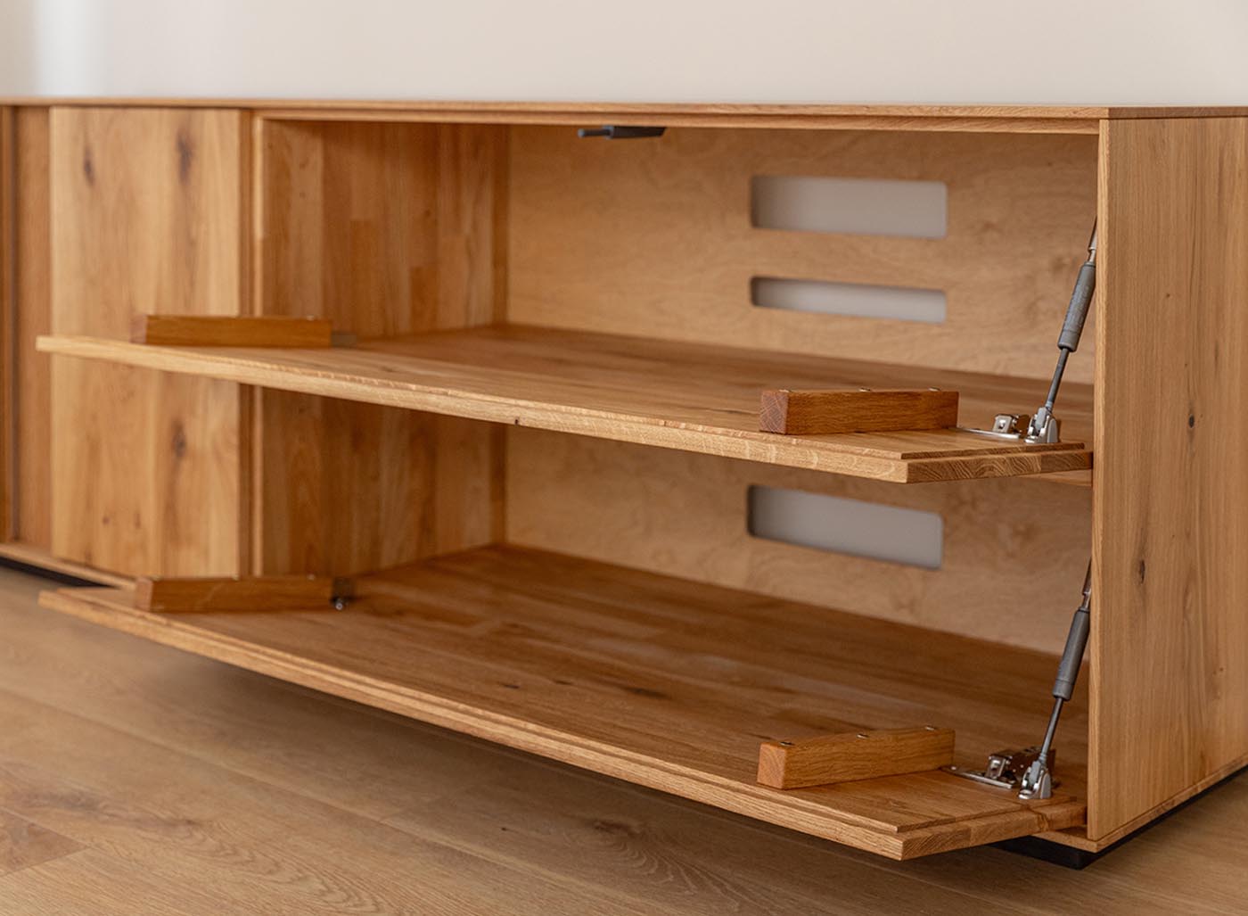 Collodi Massivholz TV-Lowbard 185 cm Wildeiche, Montiert