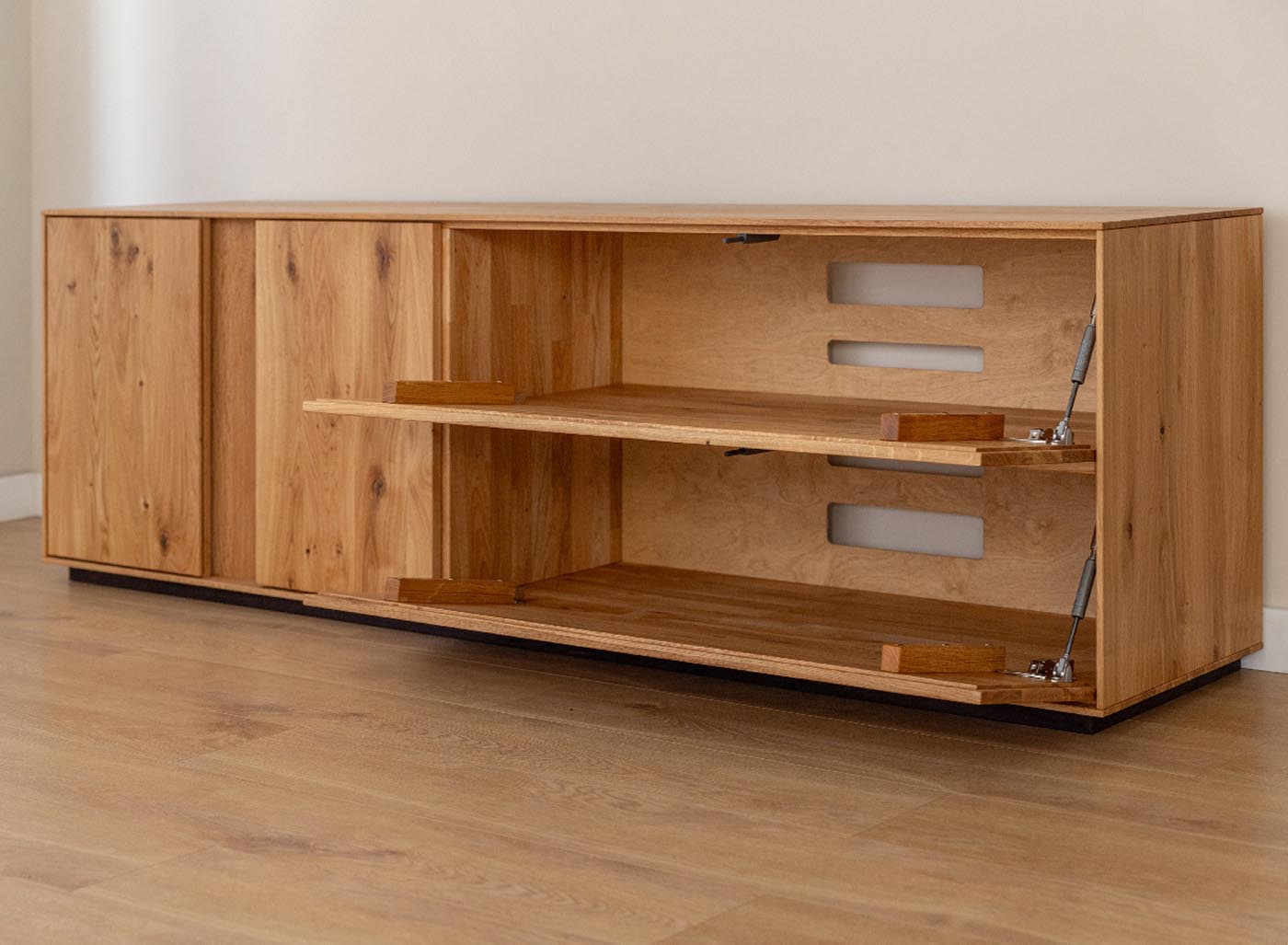 Collodi Massivholz TV-Lowbard 185 cm Wildeiche, Montiert