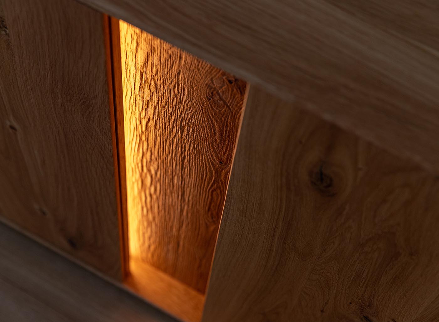Collodi Massivholz TV-Lowbard 185 cm Wildeiche, Montiert