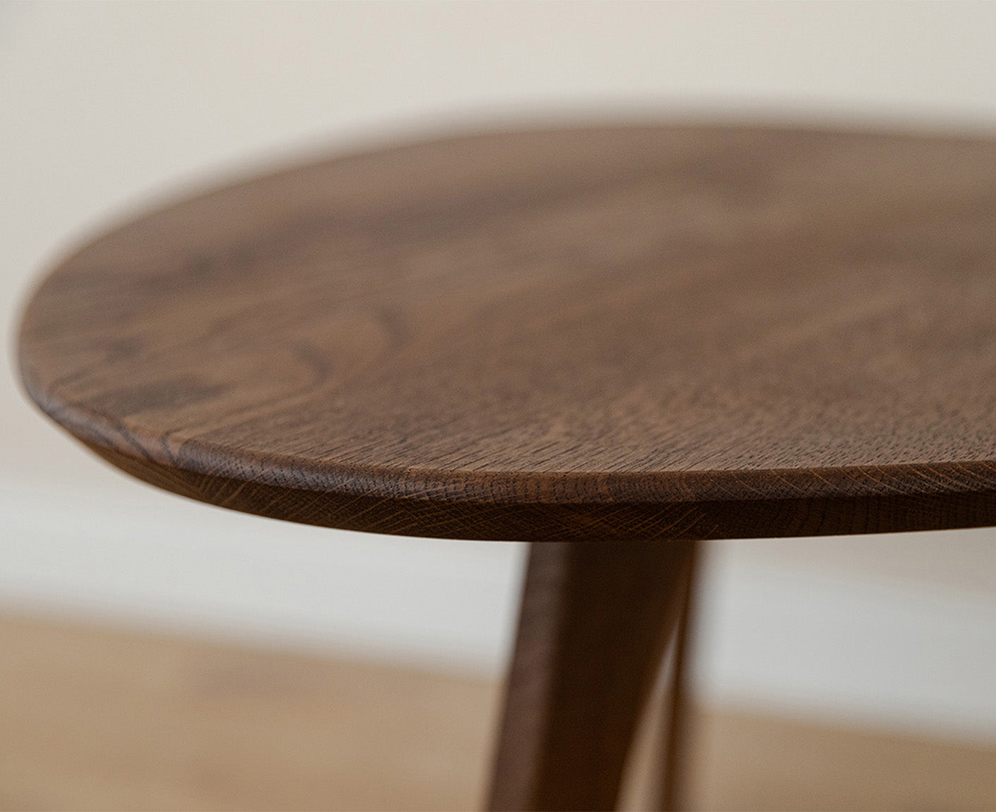 Orbetello Couchtisch Dreieckig 67x68 cm Massivholz, geölt