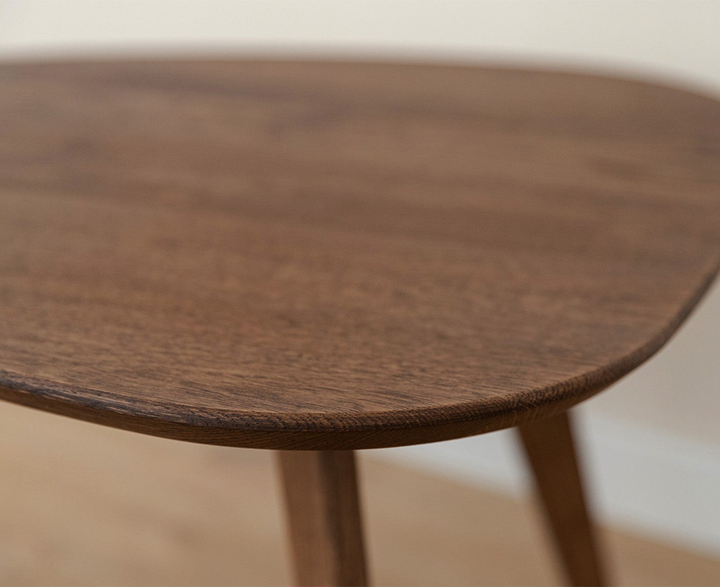 Orbetello Couchtisch Dreieckig 67x68 cm Massivholz, geölt