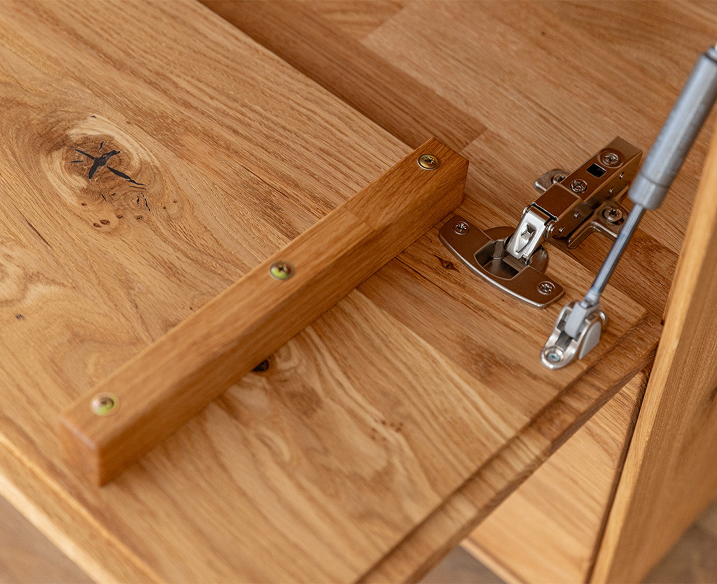 Collodi Lowboard Massivholz Wildeiche / Tabak geölt-Glas getönt, fertig montiert