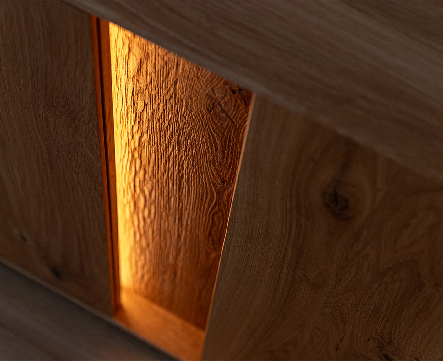 Collodi Lowboard Massivholz Wildeiche / Tabak geölt-Glas getönt, fertig montiert