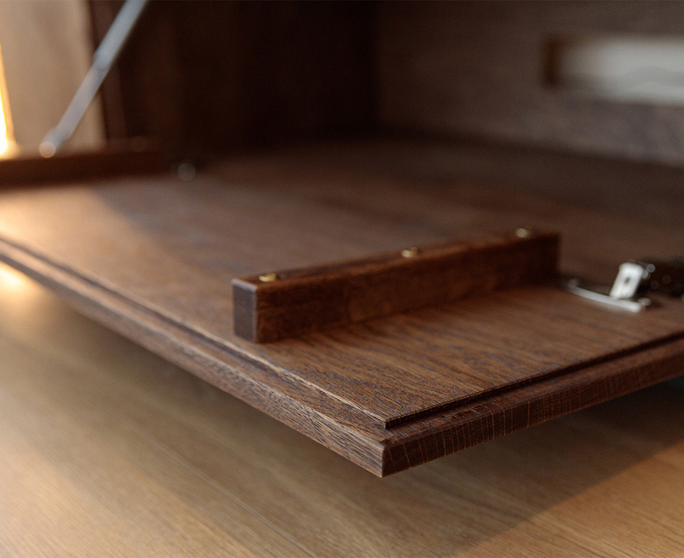 Collodi Lowboard Massivholz Wildeiche / Tabak geölt-Glas getönt, fertig montiert