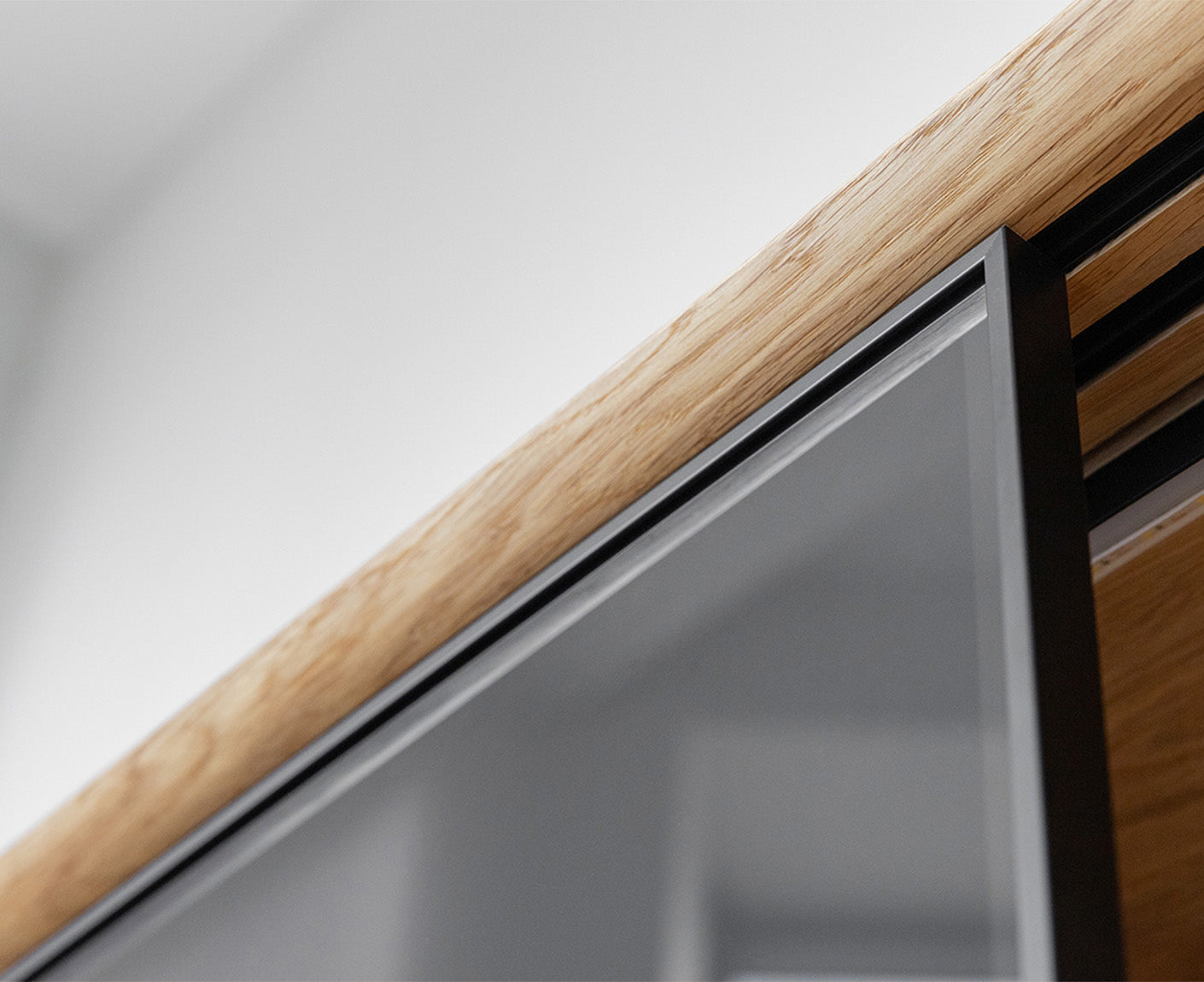 Modern Loft Weinregal Massivholz Eiche geölt/Glas Grafit Matt