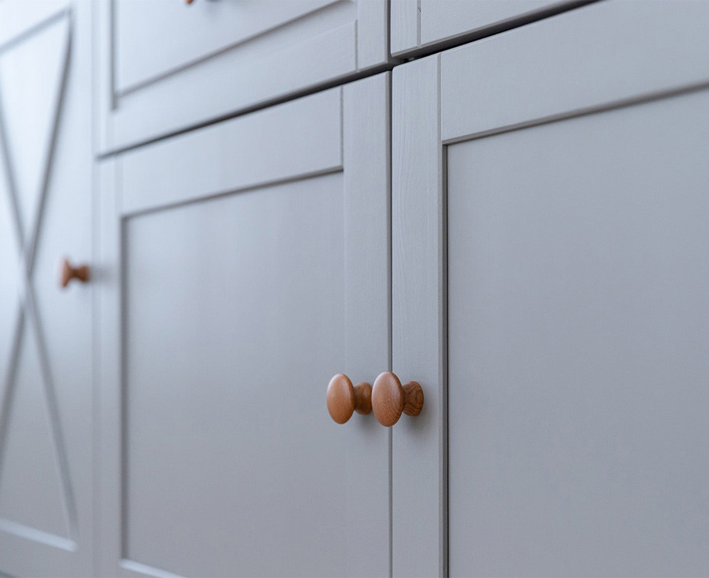 Marone Elite Sideboard 4-türig Massivholz Weiß / Grau