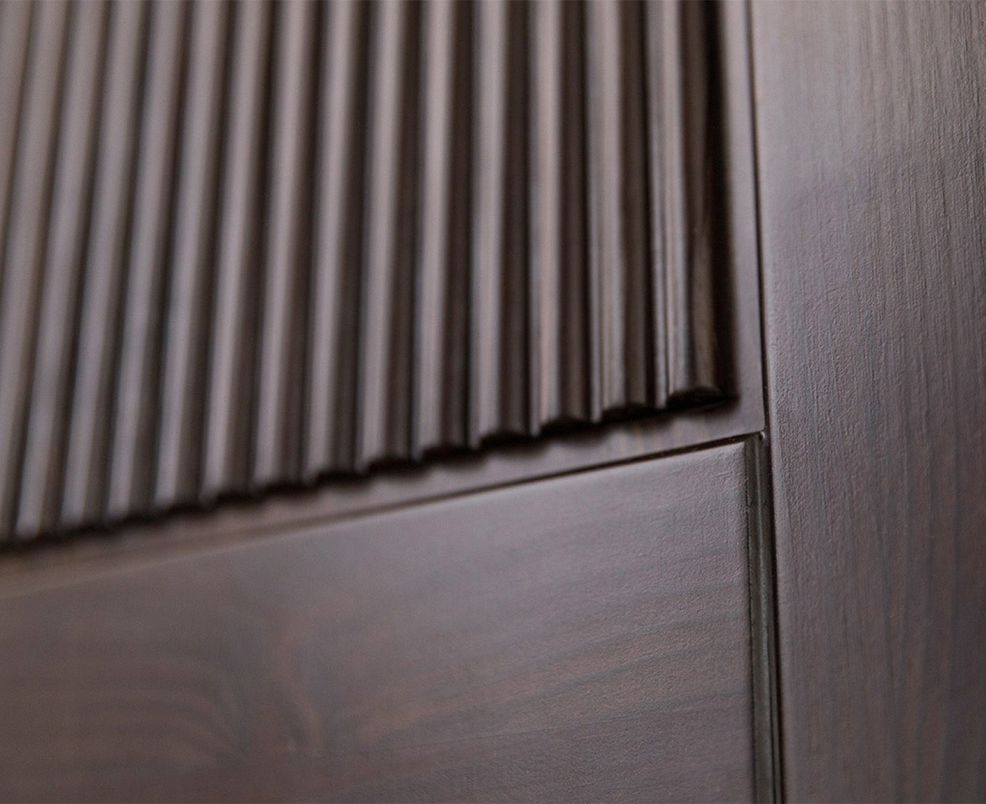Rosella Kleiderschrank 4-Türig Massivholz Tabacco / Altsilber