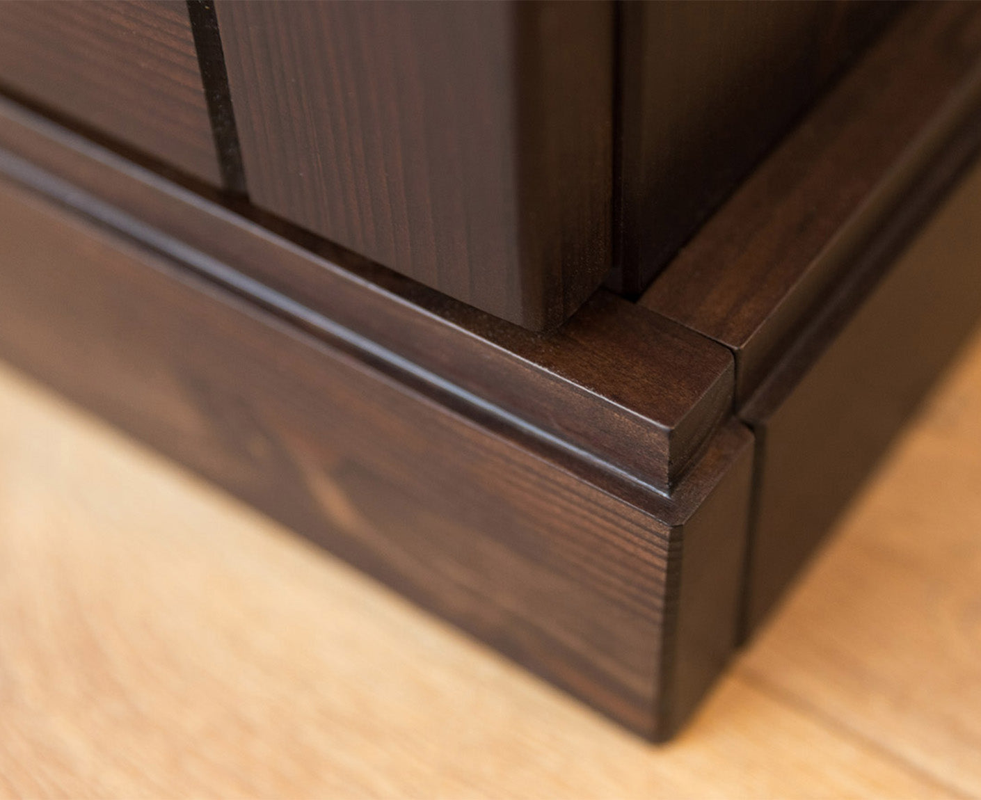 Rosella Kleiderschrank 4-Türig Massivholz Tabacco / Altsilber
