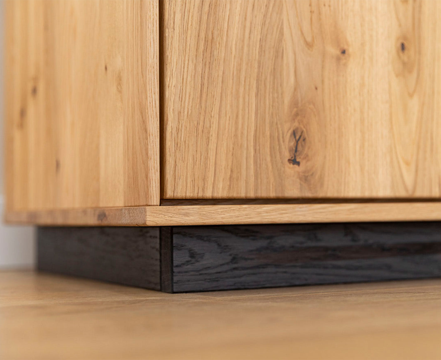 Tirano Sideboard Hirnholz & schwarzes Glas, Massivholz Eiche geölt, fertig montiert