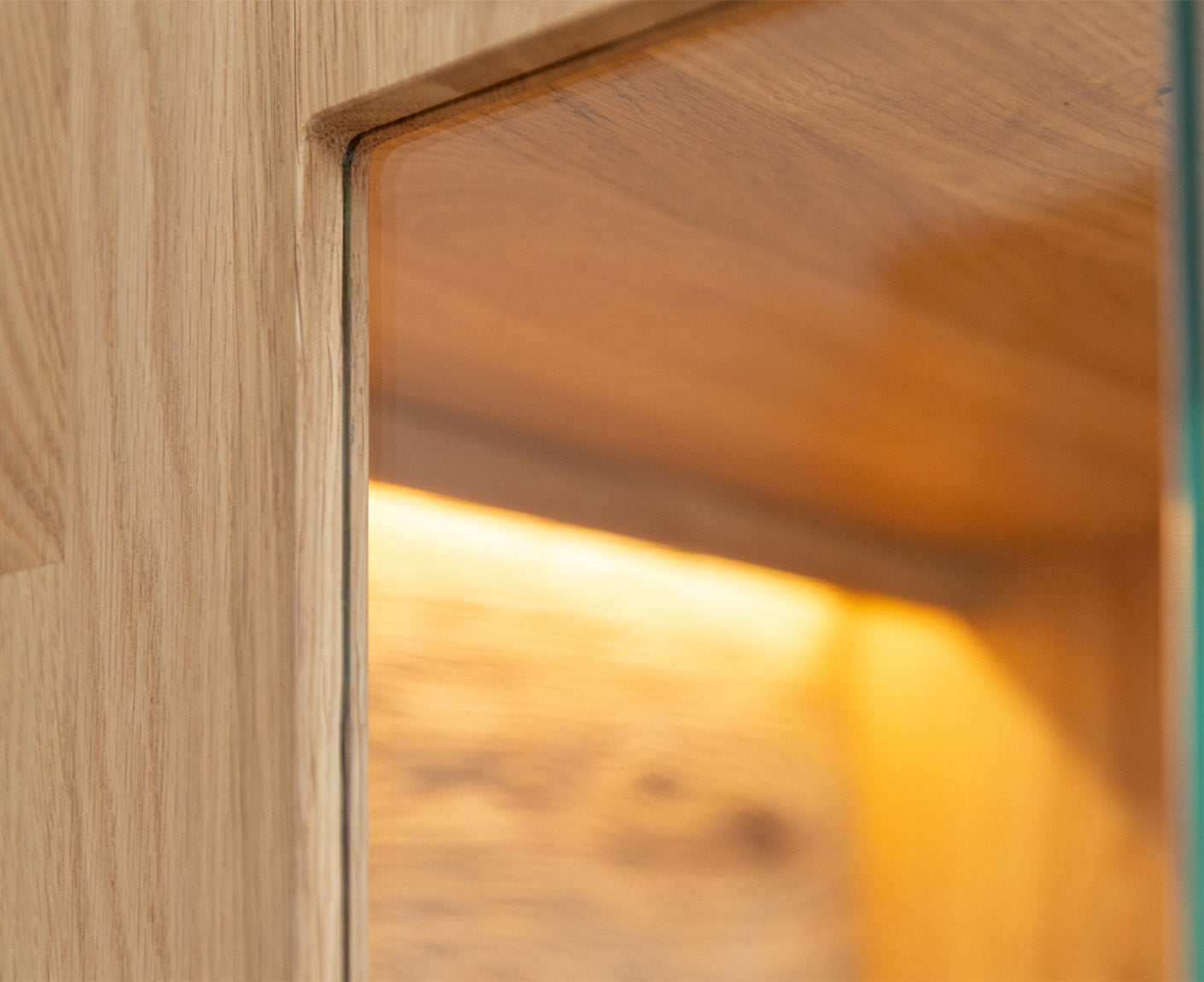 Tirano Vitrine Lamellen Massivholz Eiche geölt, fertig montiert