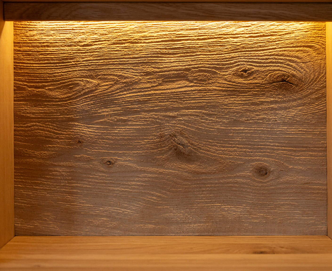 Tirano Vitrine Hirnholz Massivholz Eiche geölt, fertig montiert