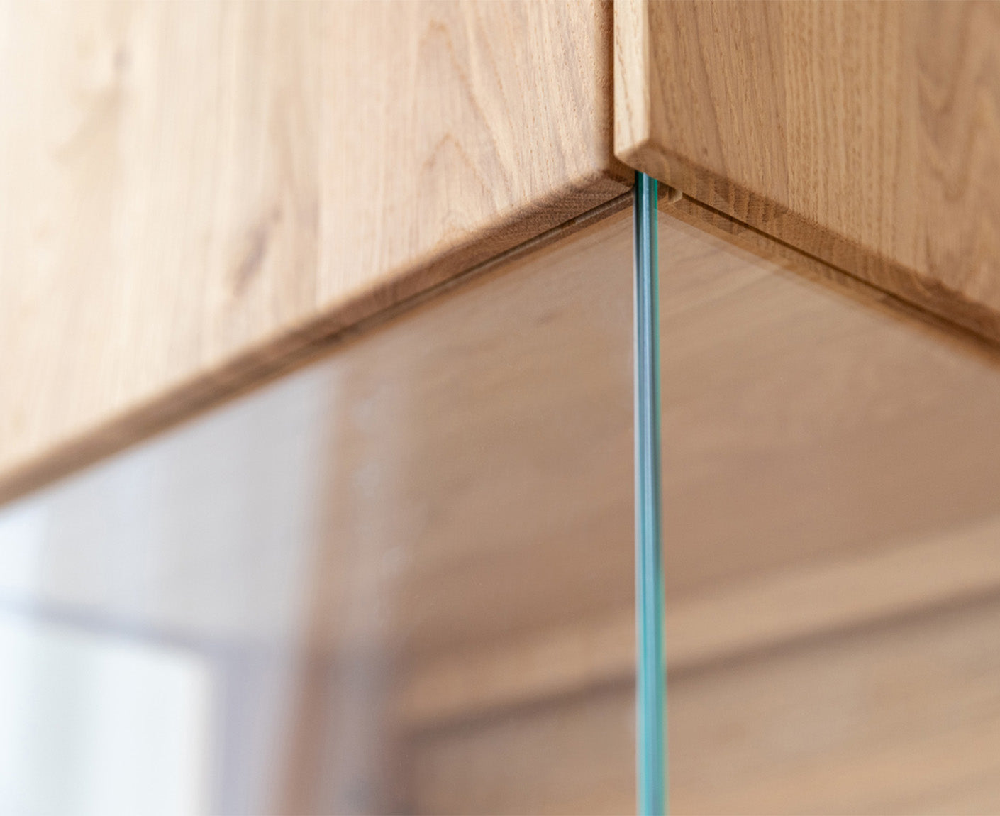 Tirano Vitrine Lamellen Massivholz Eiche geölt, fertig montiert