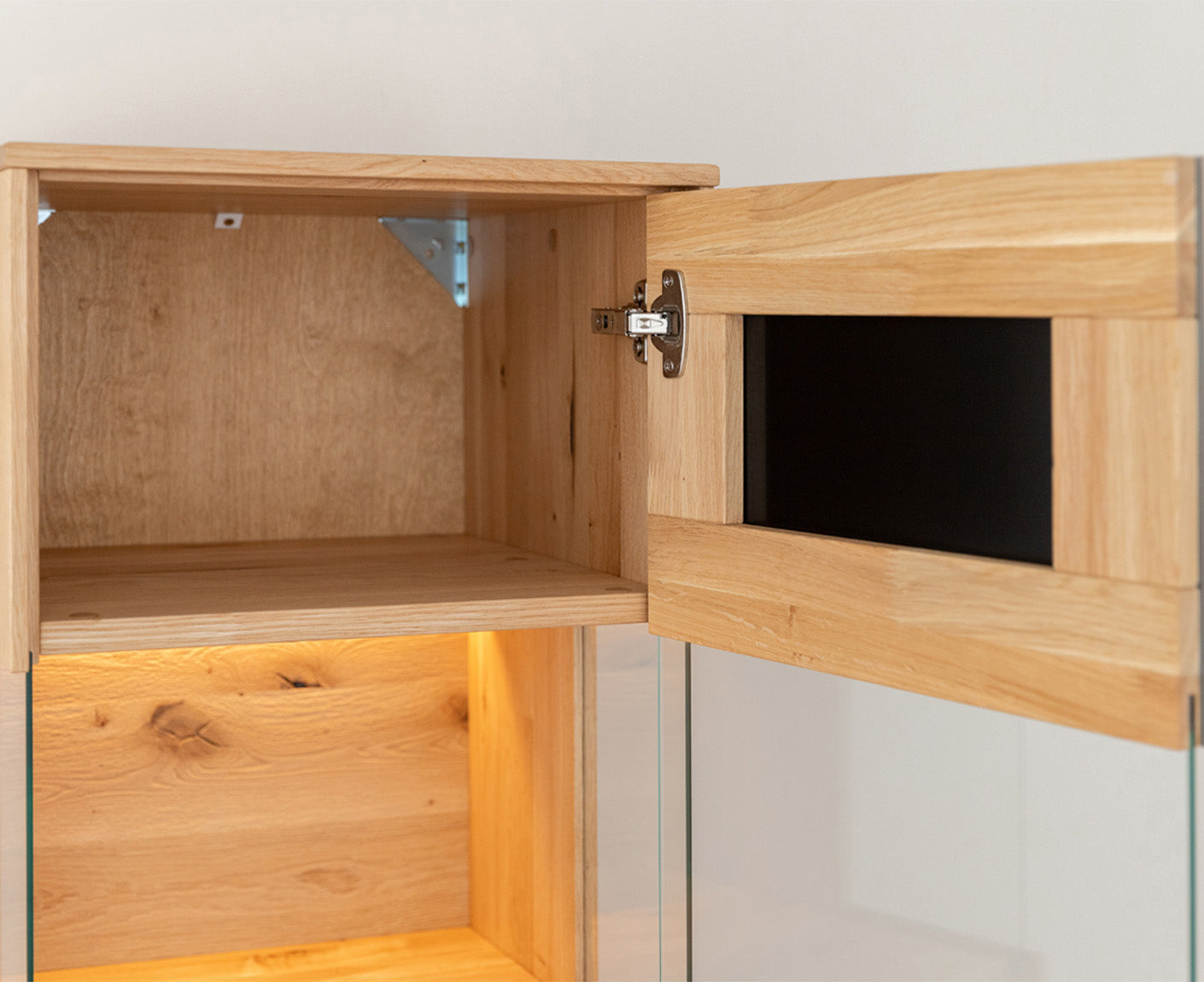 Tirano Hängevitrine Hirnholz & schwarzes Glas, Massivholz Eiche geölt, fertig montiert