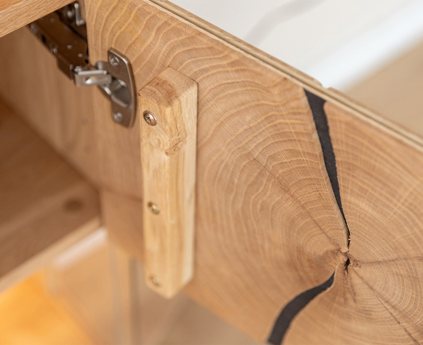 Tirano Hängevitrine Hirnholz Massivholz Eiche geölt, fertig montiert
