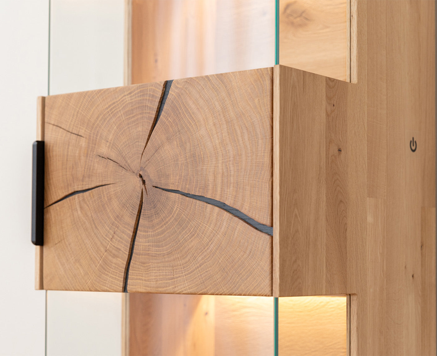 Tirano Hängevitrine Hirnholz Massivholz Eiche geölt, fertig montiert