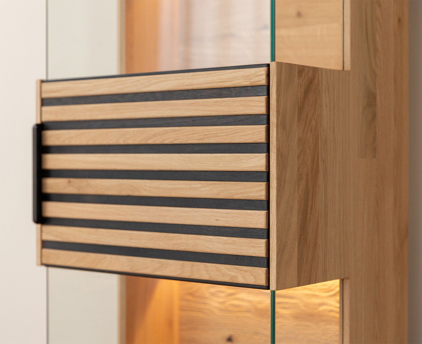 Tirano Hängevitrine Lamellen Massivholz Eiche geölt, fertig montiert