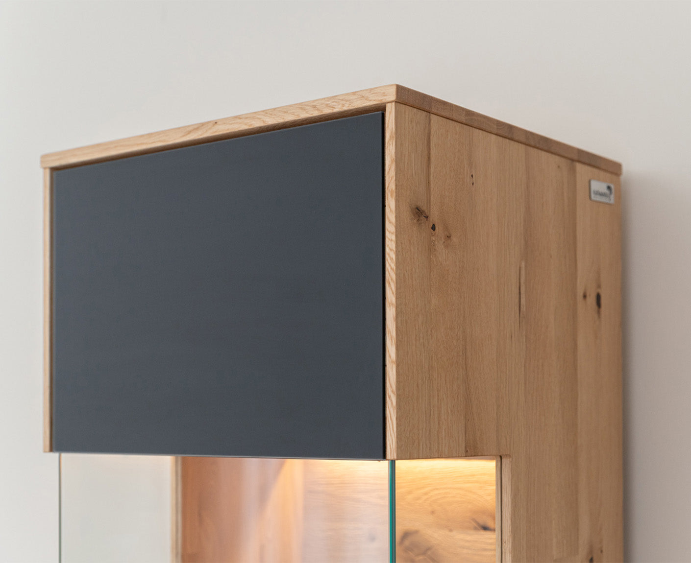 Tirano Hängevitrine Hirnholz & schwarzes Glas, Massivholz Eiche geölt, fertig montiert