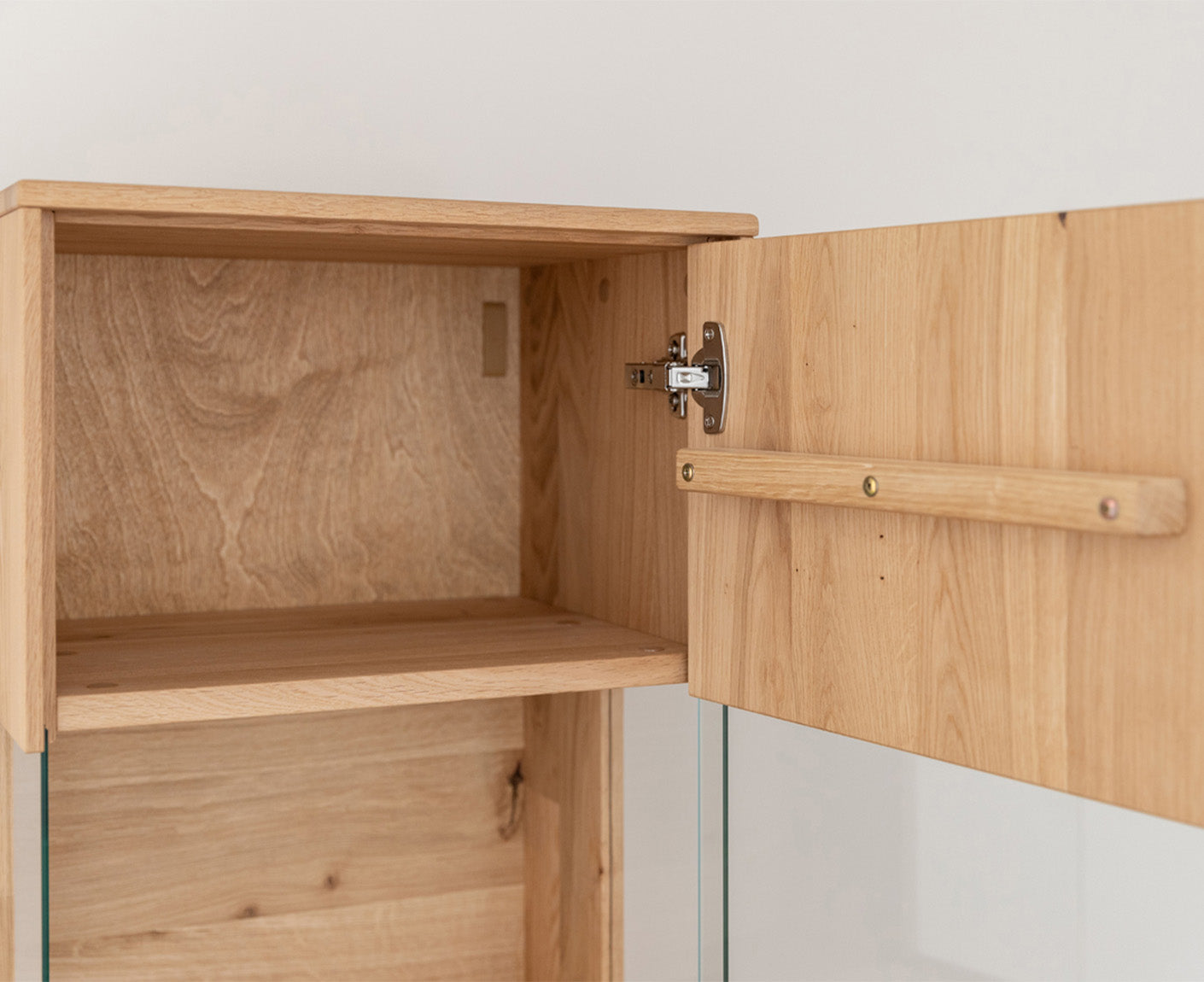 Tirano Hängevitrine Lamellen Massivholz Eiche geölt, fertig montiert