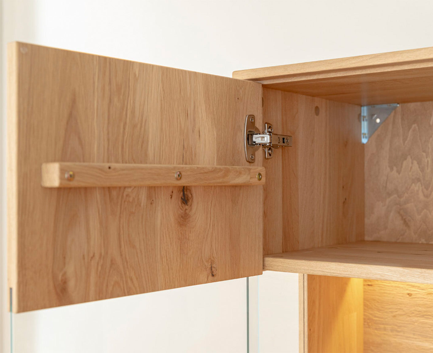 Tirano Vitrine Natur Massivholz Eiche geölt, fertig montiert