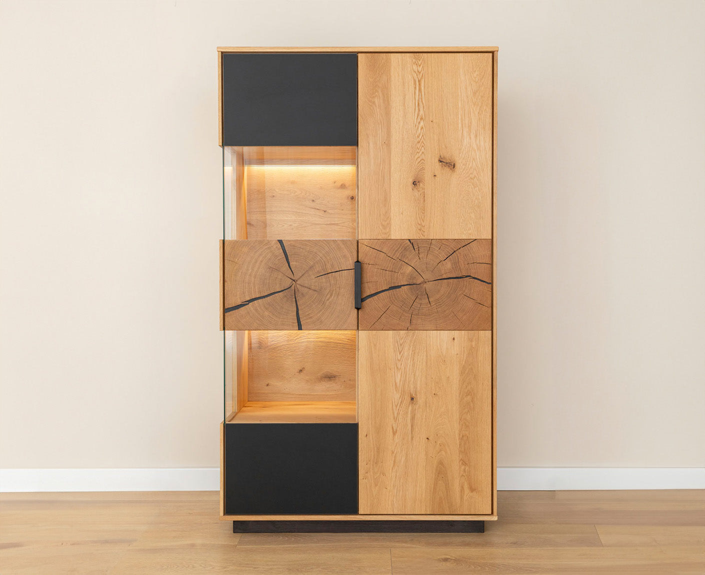 Tirano Vitrine Hirnholz & schwarzes Glas, Massivholz Eiche geölt, fertig montiert