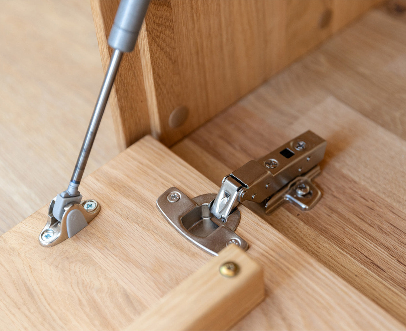 Tirano Wand TV-Lowboard Hirnholz & schwarzes Glas, Massivholz Eiche geölt, fertig montiert
