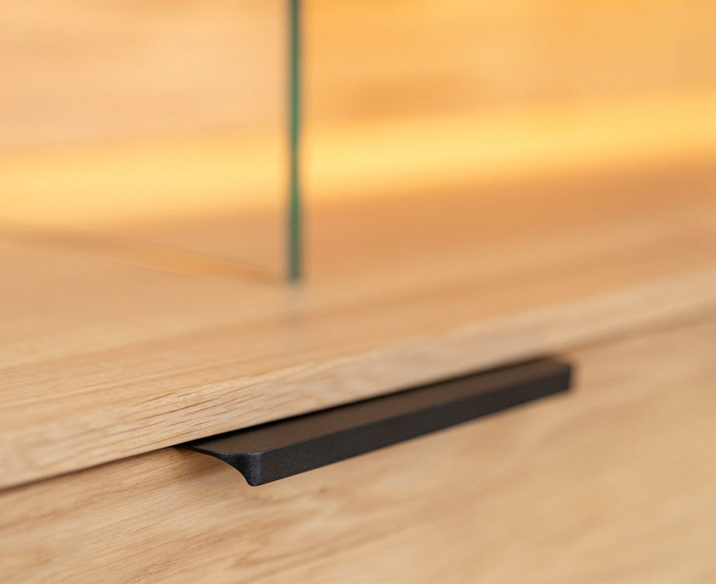 Tirano Wand TV-Lowboard Hirnholz & schwarzes Glas, Massivholz Eiche geölt, fertig montiert