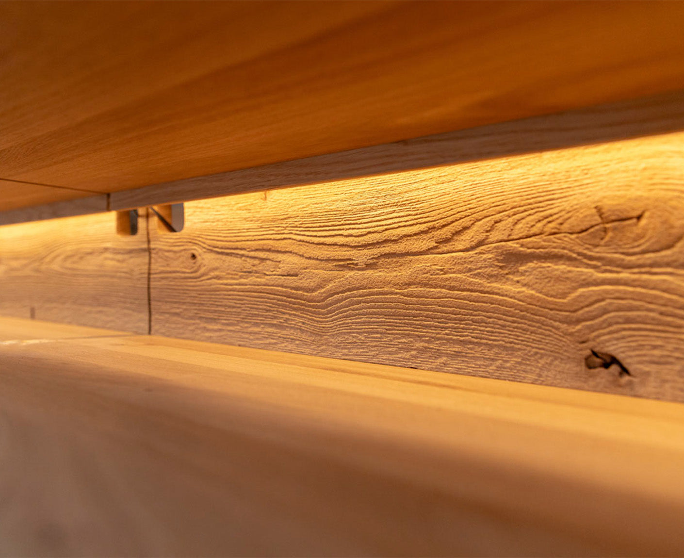 Tirano Wand TV-Lowboard Hirnholz & schwarzes Glas, Massivholz Eiche geölt, fertig montiert