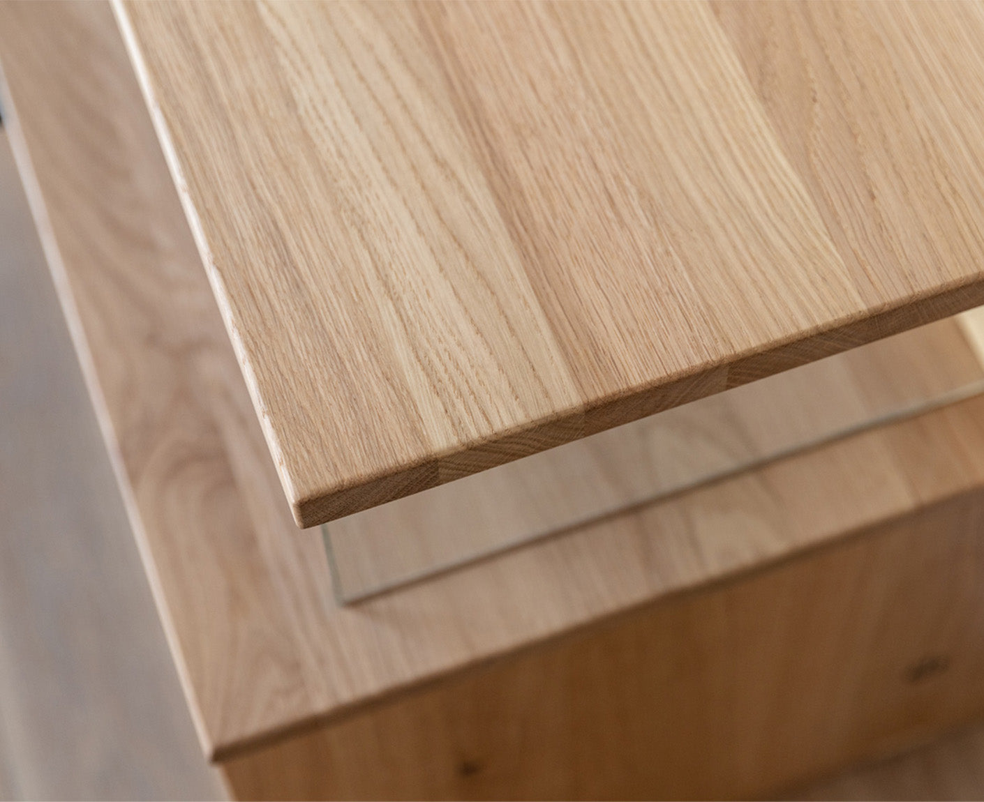 Tirano Wand TV-Lowboard Hirnholz & schwarzes Glas, Massivholz Eiche geölt, fertig montiert