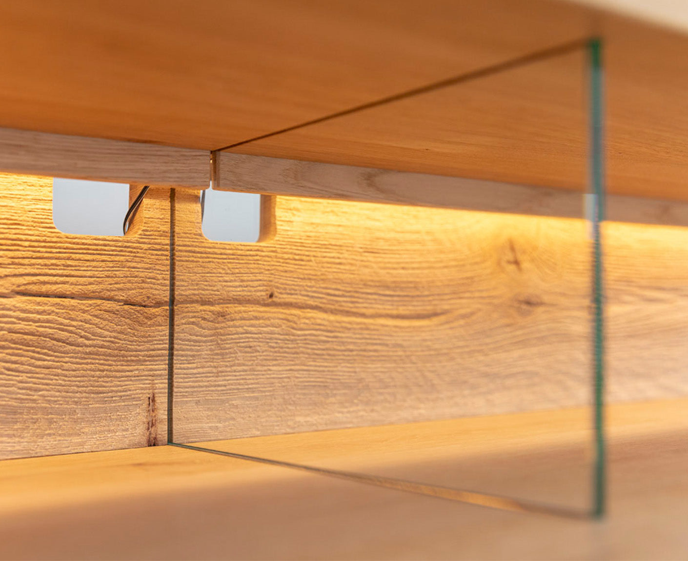Tirano Wand TV-Lowboard Hirnholz & schwarzes Glas, Massivholz Eiche geölt, fertig montiert