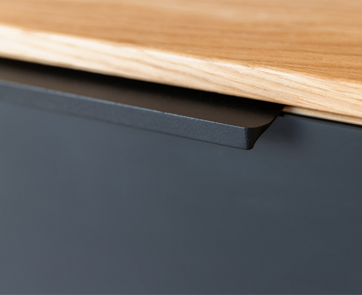 Tirano Wand TV-Lowboard Hirnholz & schwarzes Glas, Massivholz Eiche geölt, fertig montiert