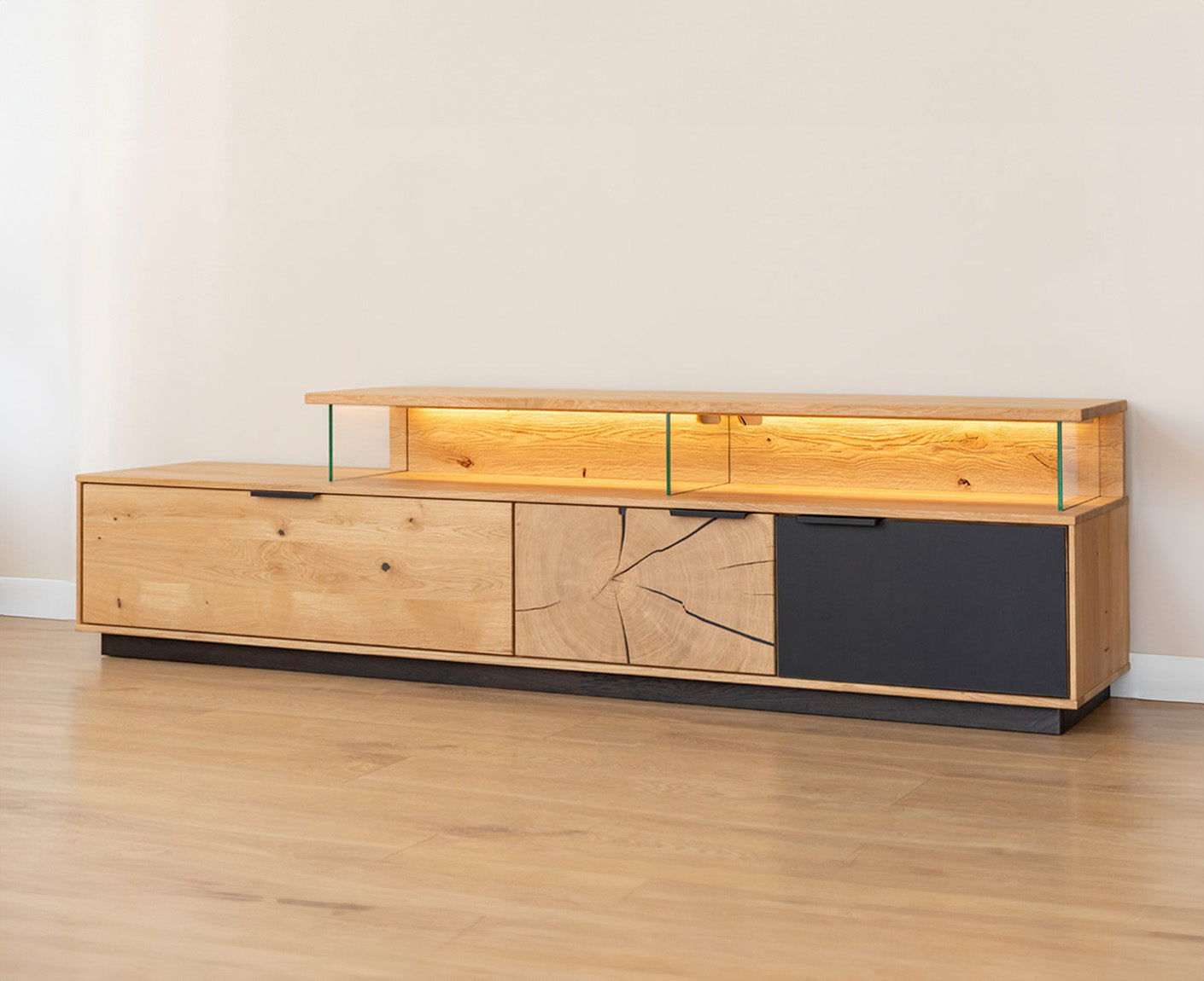 Tirano Wand TV-Lowboard Hirnholz & schwarzes Glas, Massivholz Eiche geölt, fertig montiert