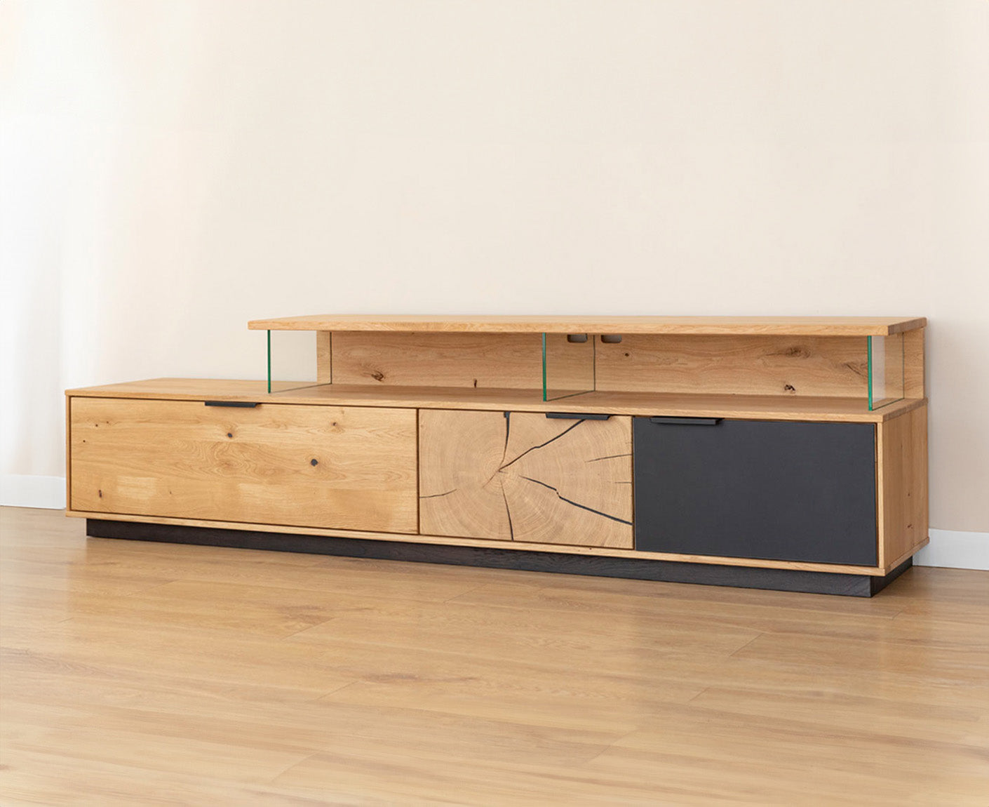 Tirano Wand TV-Lowboard Hirnholz & schwarzes Glas, Massivholz Eiche geölt, fertig montiert