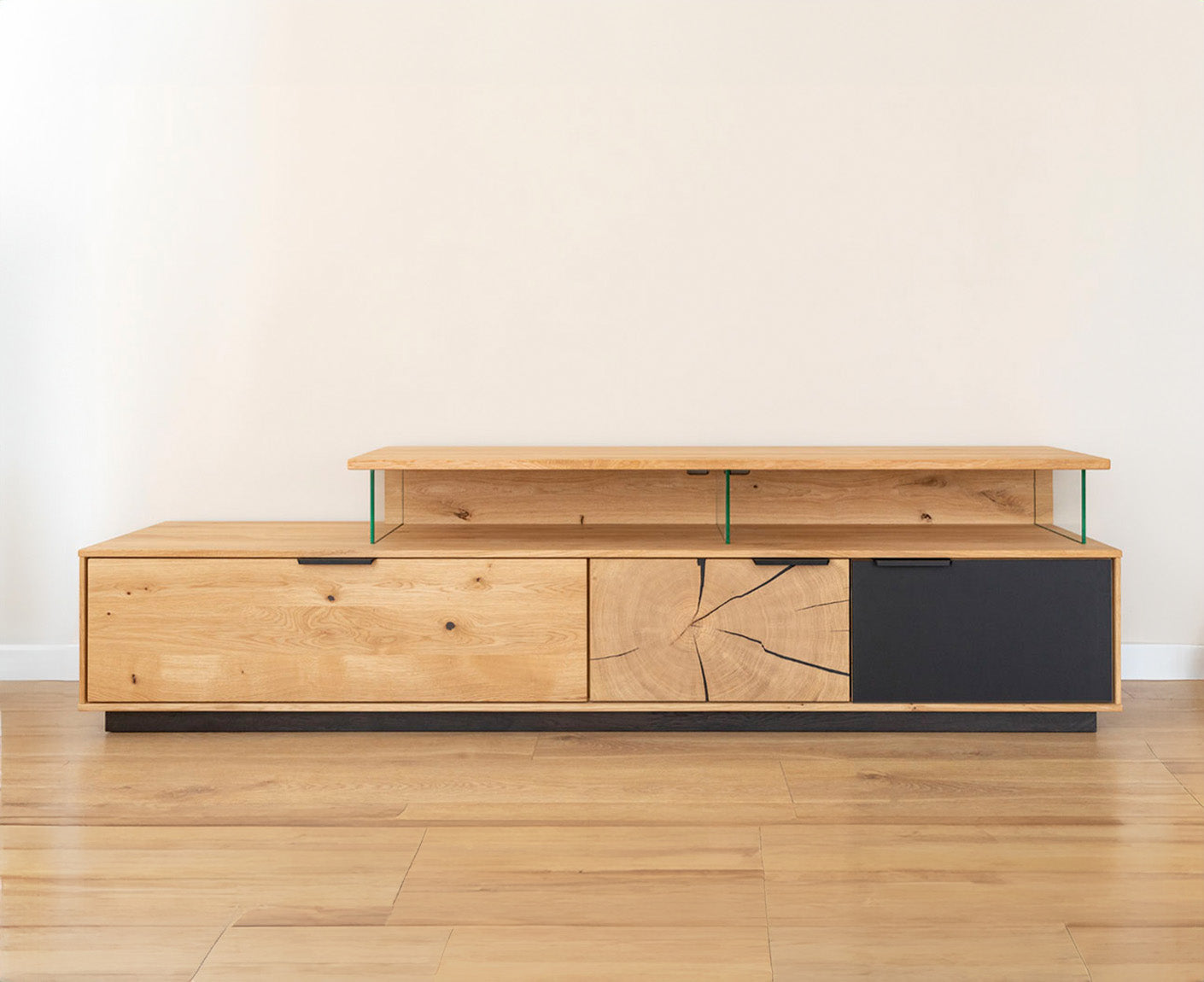 Tirano Wand TV-Lowboard Hirnholz & schwarzes Glas, Massivholz Eiche geölt, fertig montiert