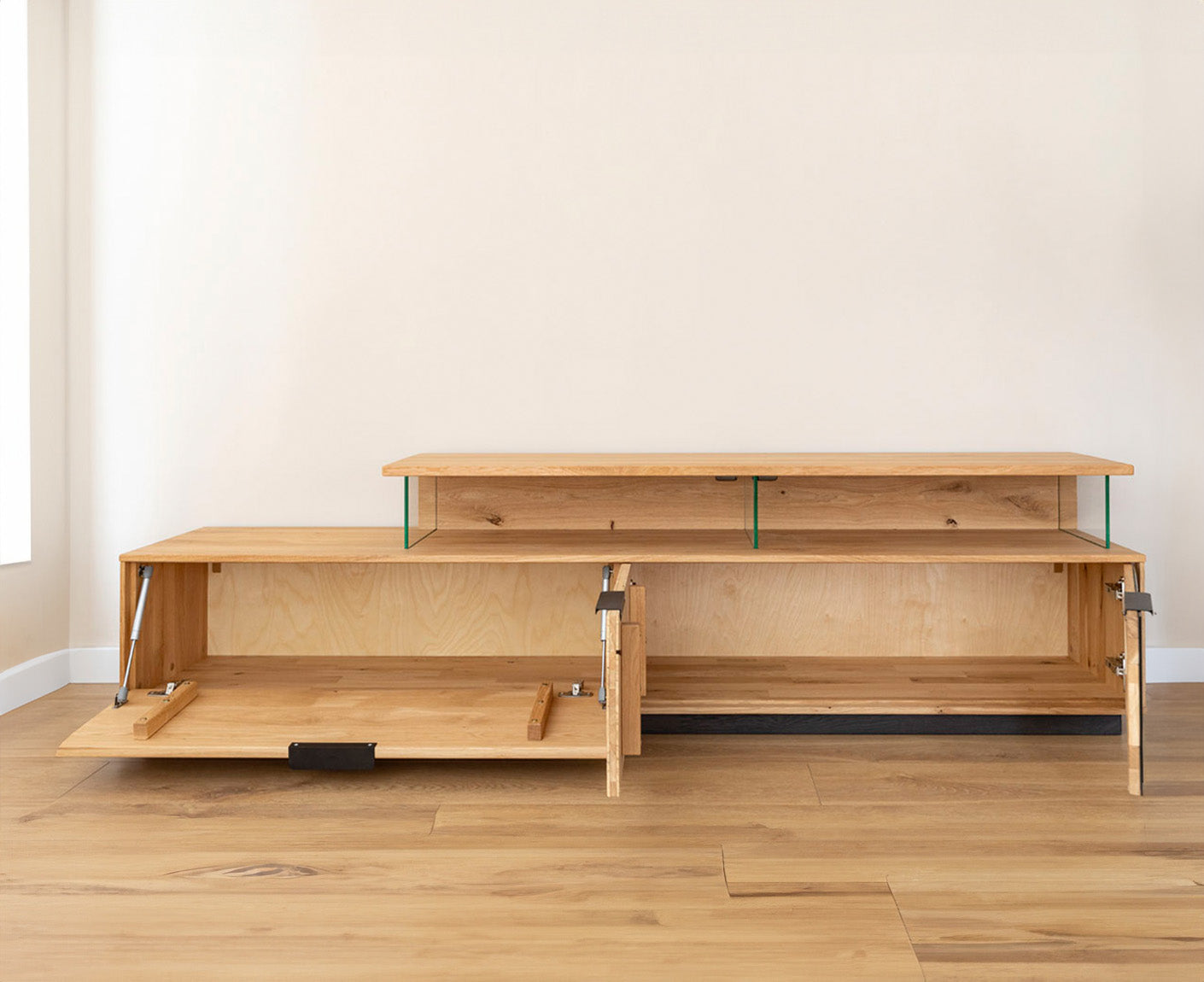 Tirano Wand TV-Lowboard Hirnholz & schwarzes Glas, Massivholz Eiche geölt, fertig montiert