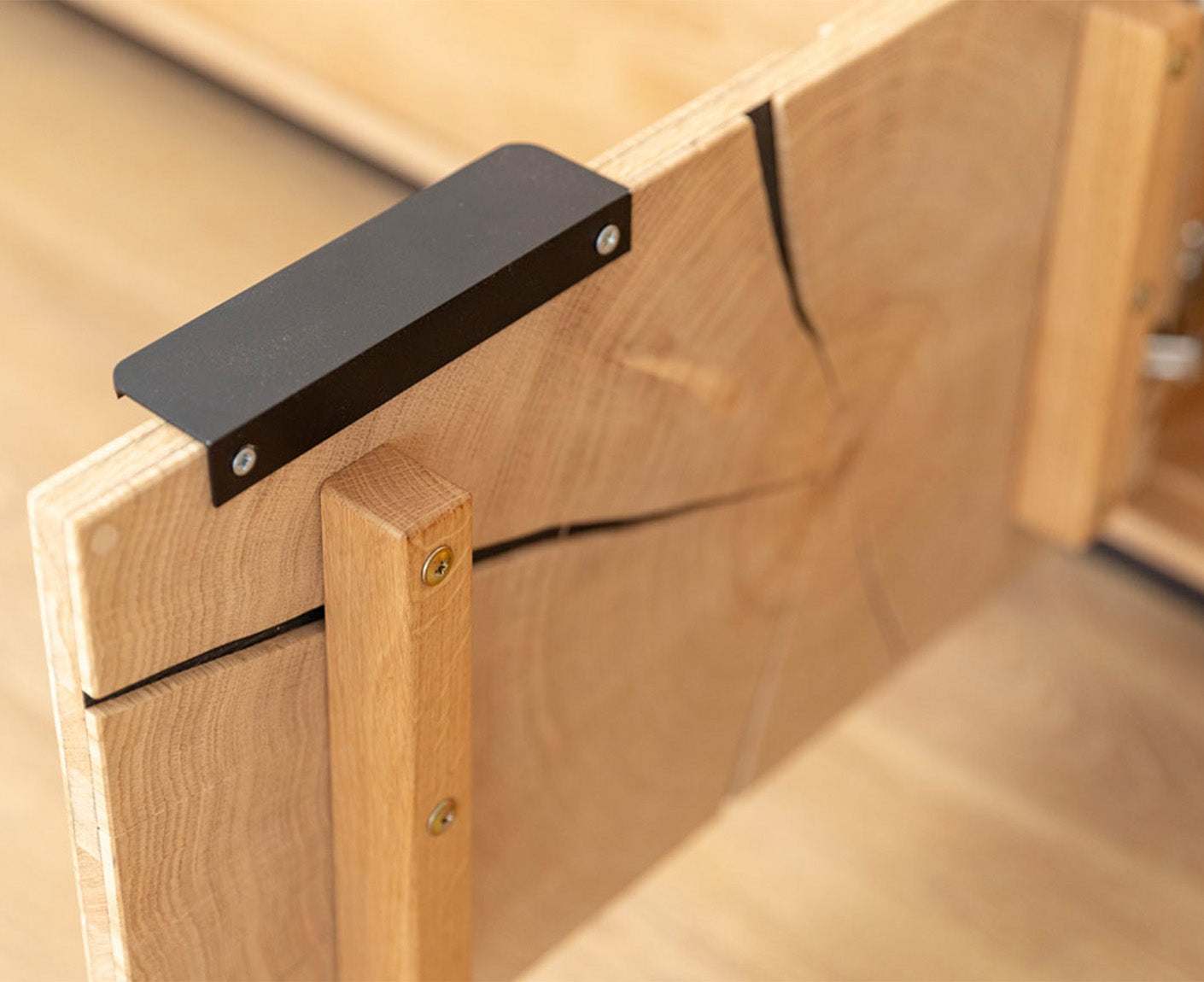 Tirano Wand TV-Lowboard Hirnholz & schwarzes Glas, Massivholz Eiche geölt, fertig montiert