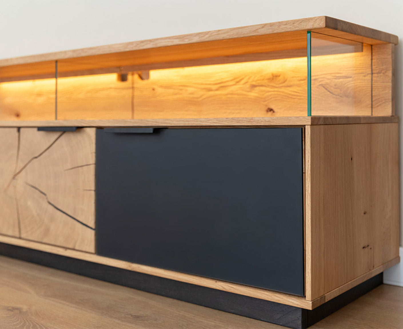 Tirano Wand TV-Lowboard Hirnholz & schwarzes Glas, Massivholz Eiche geölt, fertig montiert