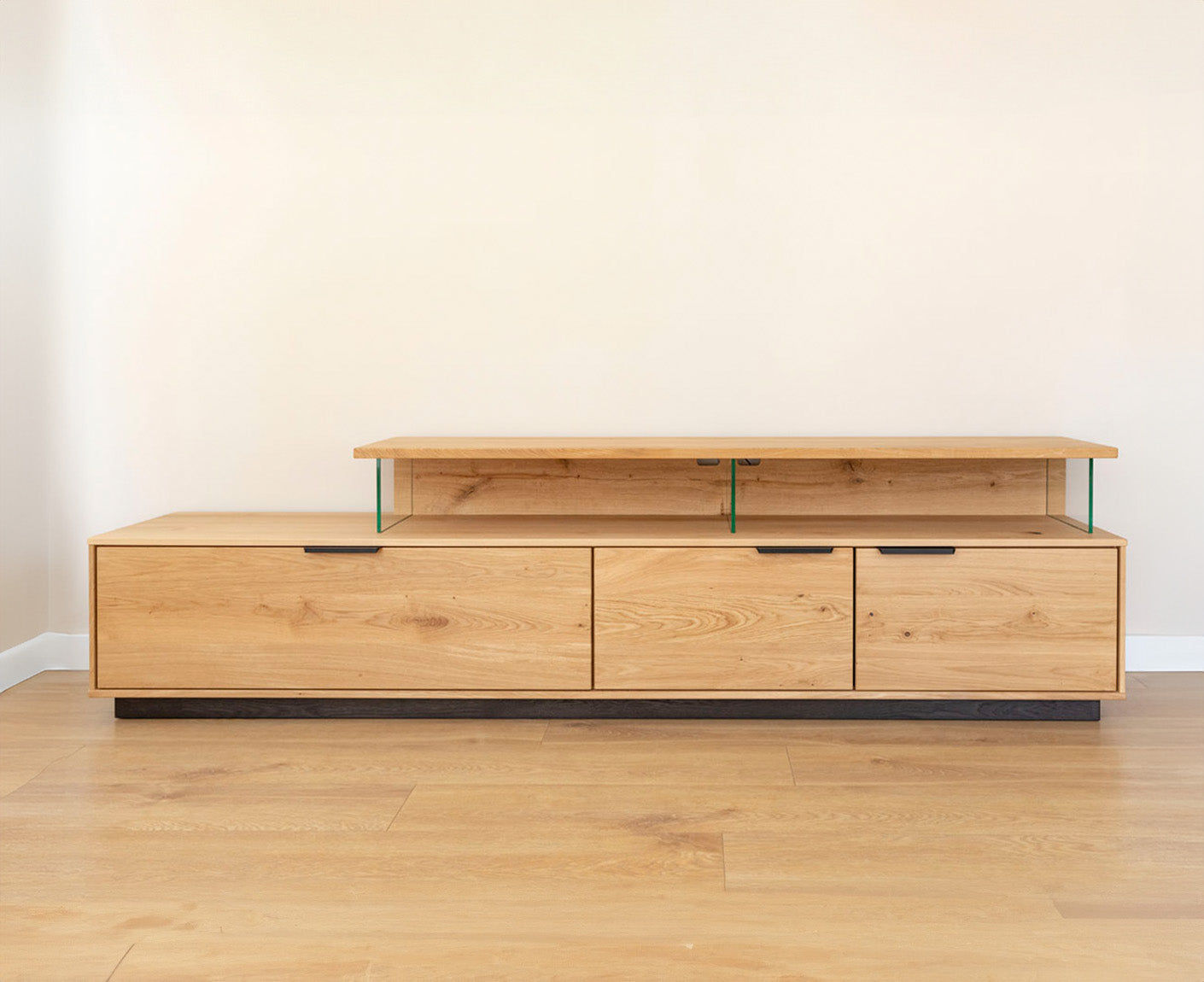 Tirano Wand TV-Lowboard Natur Massivholz Eiche geölt, fertig montiert