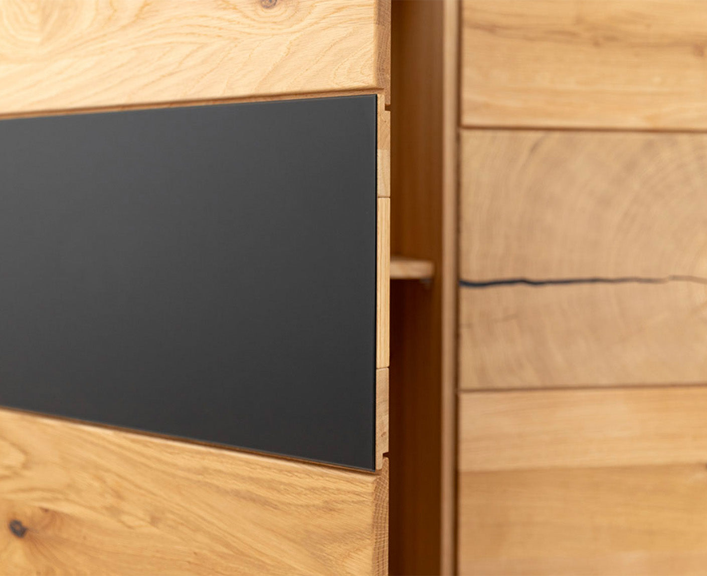Tirano Sideboard Hirnholz & schwarzes Glas, Massivholz Eiche geölt, fertig montiert