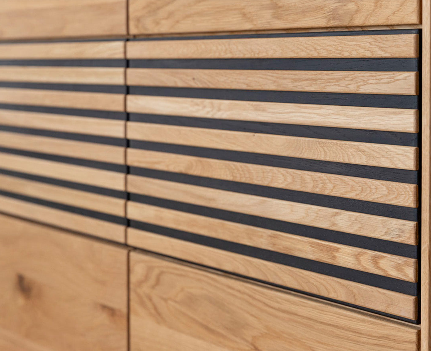 Tirano Sideboard Lamellen Massivholz Eiche geölt, fertig montiert