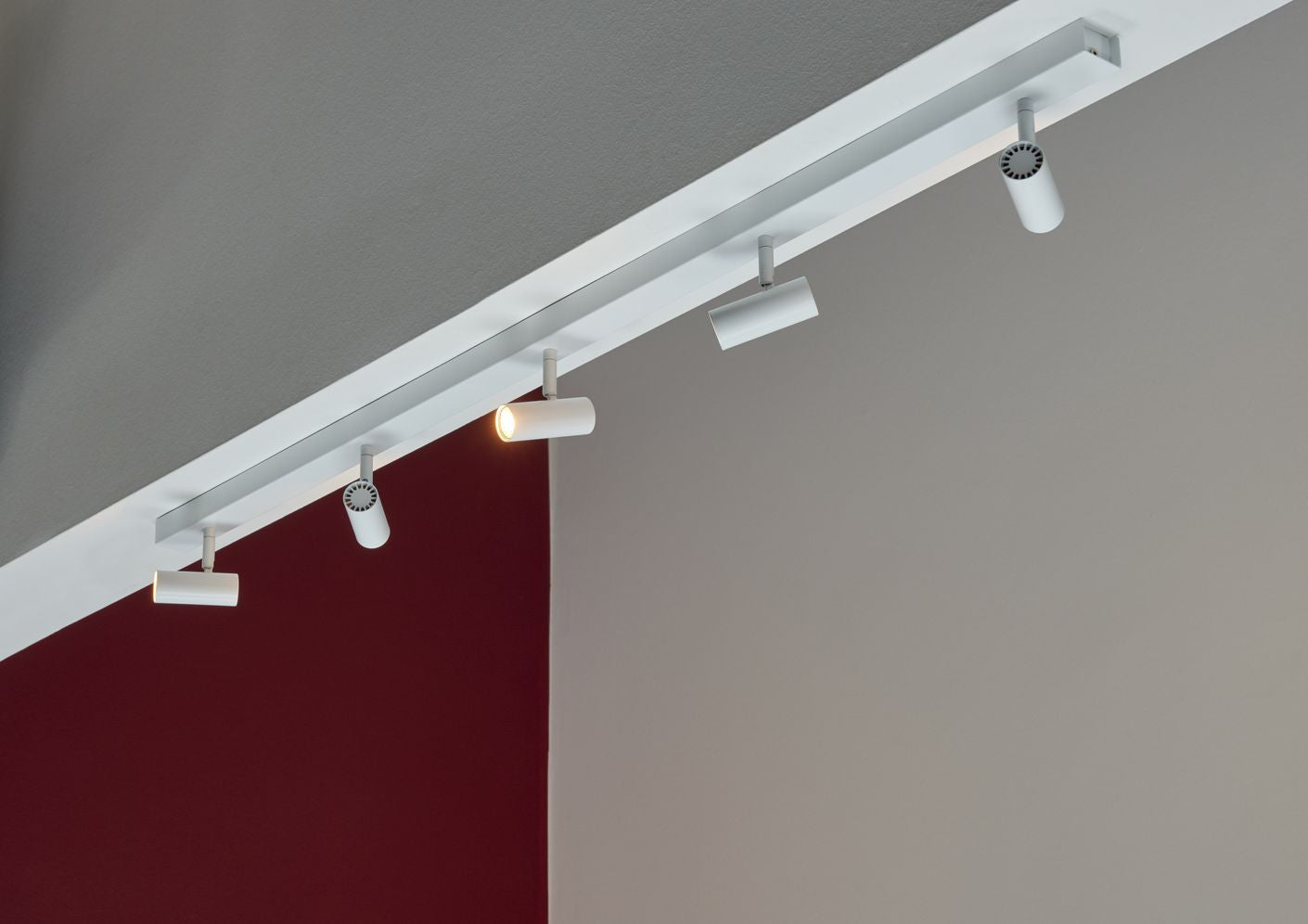Omari Deckenlampe 118x12 cm mit Moodmaker Dimmer Weiß